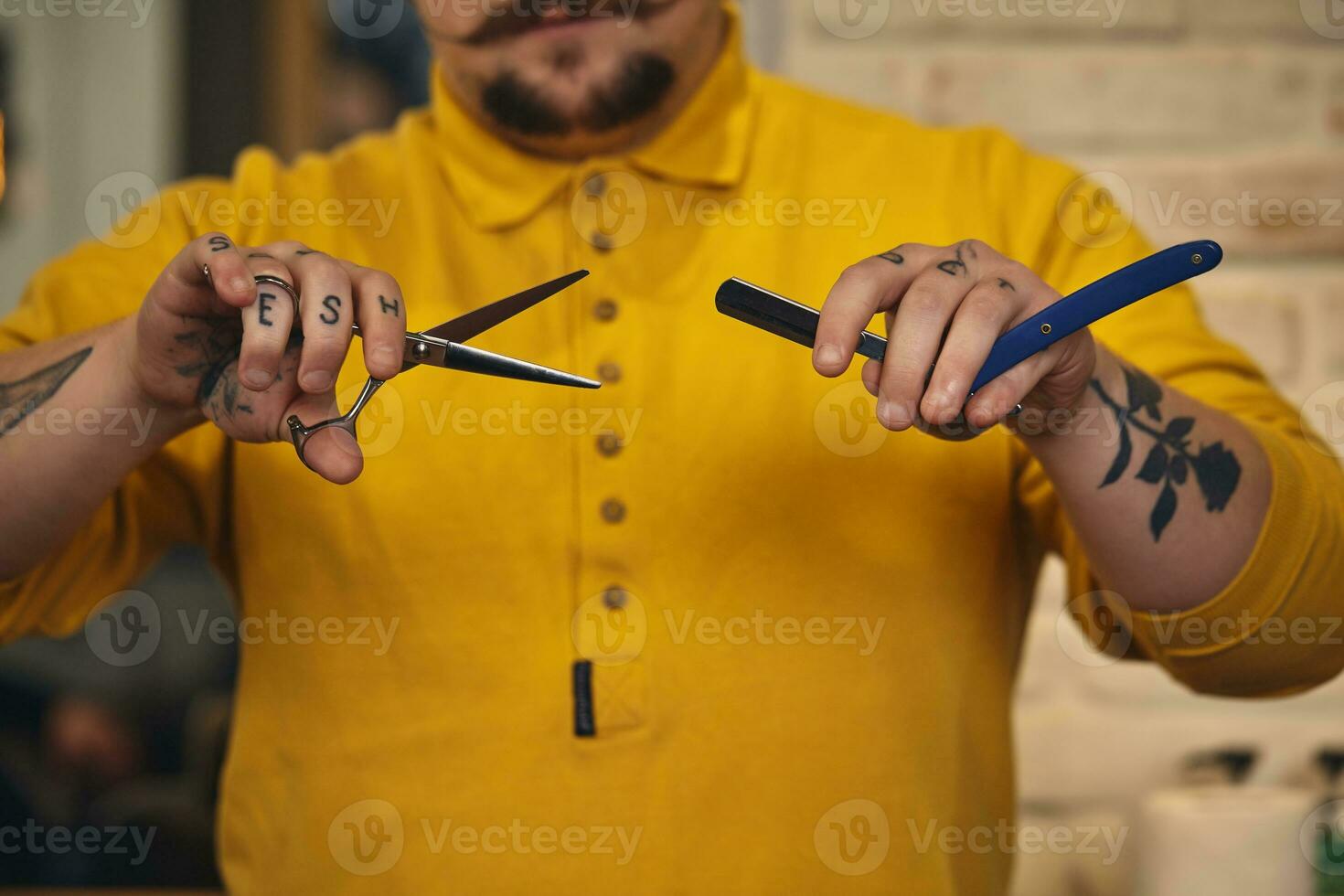 eleganta barberare man med frisering verktyg i hans händer förbereda för arbete foto