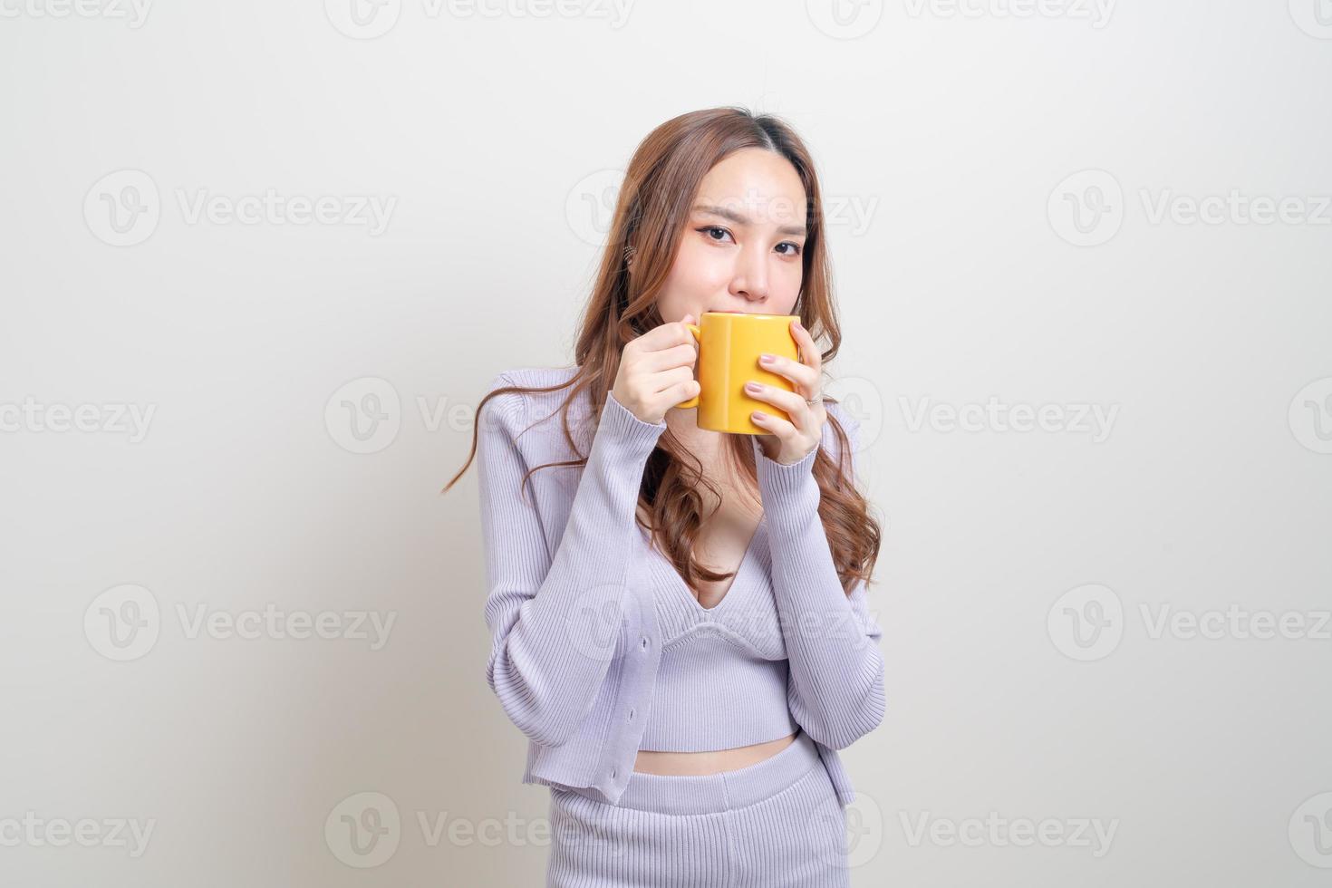 porträtt vacker asiatisk kvinna som håller kaffekopp eller mugg foto