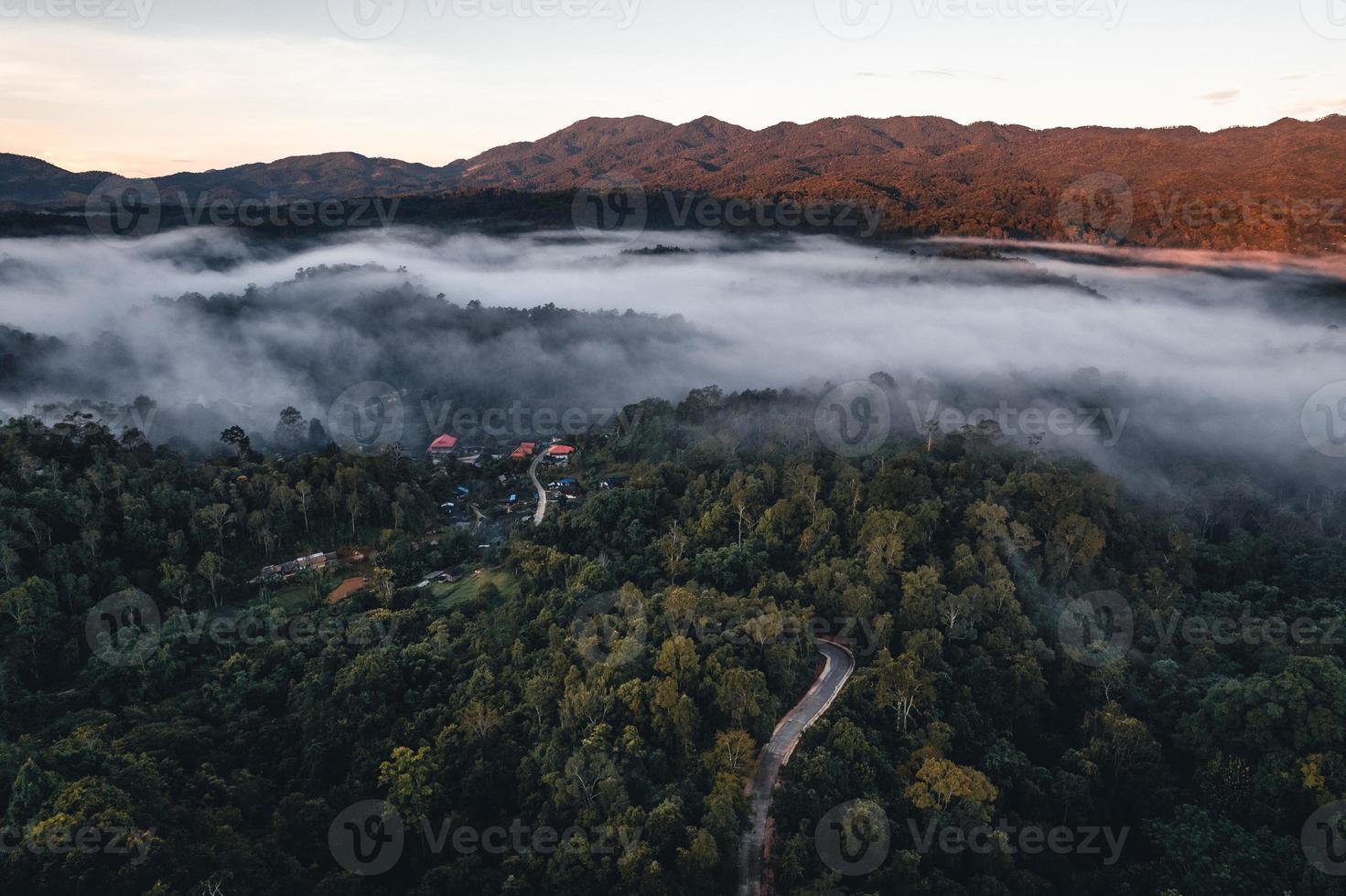 berg och träd i en by på landsbygden, hög vinkel på morgonen foto