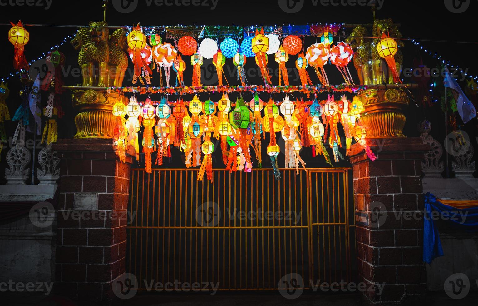 färgglada loy krathong festival gatan lyktor. foto
