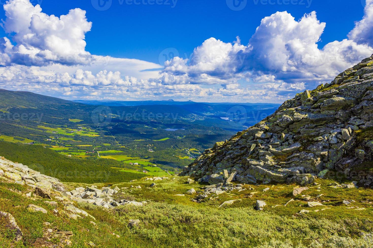 fantastiska norska norska landskapstenar på toppen av berget. foto