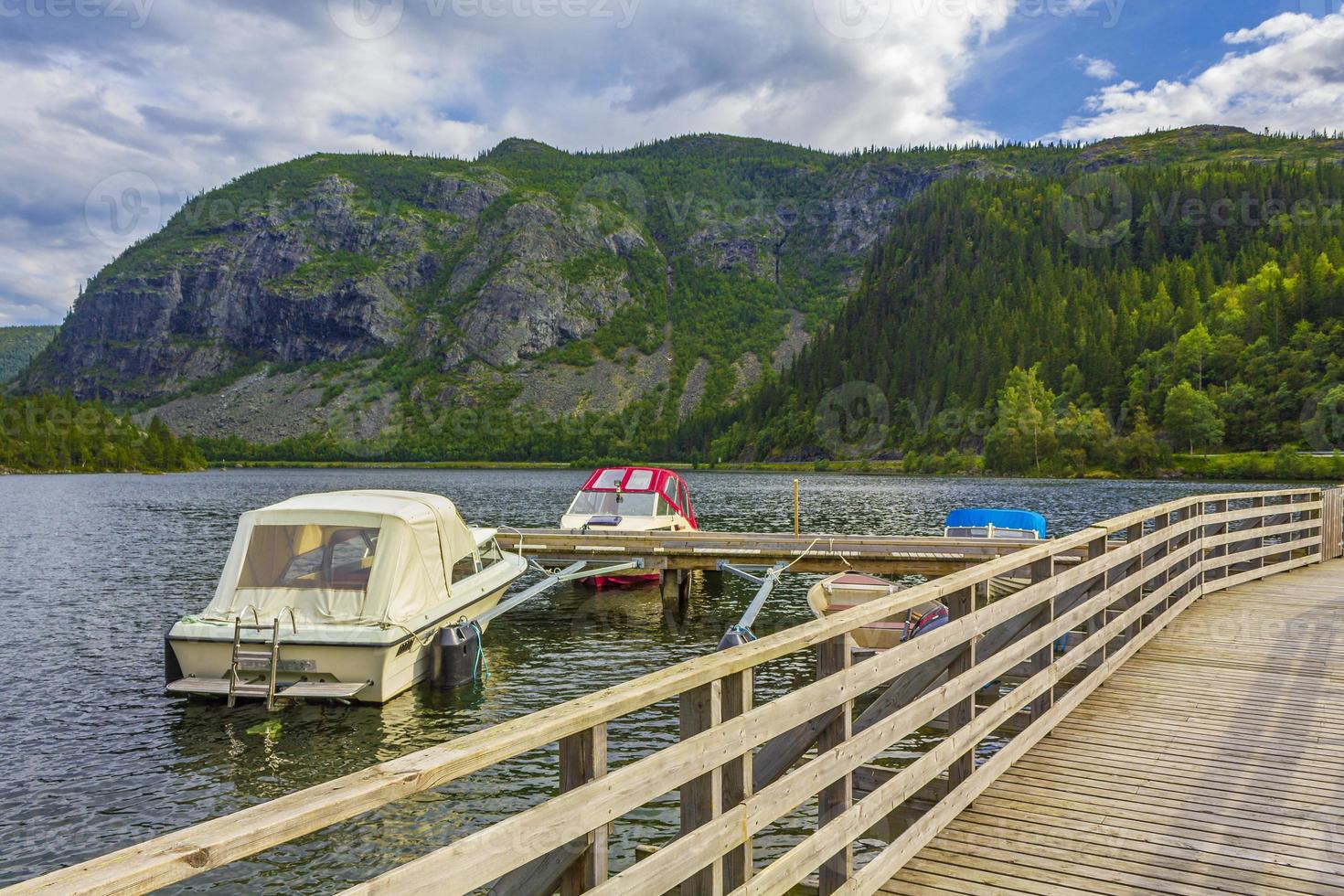 båtar brygga landningsstadium vid sjön vangsmjose vang norge. foto