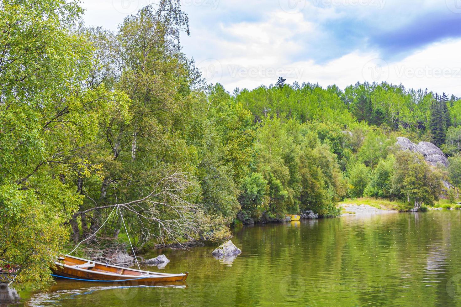 båtar och ensam natur vid sjön vangsmjose vang norge. foto