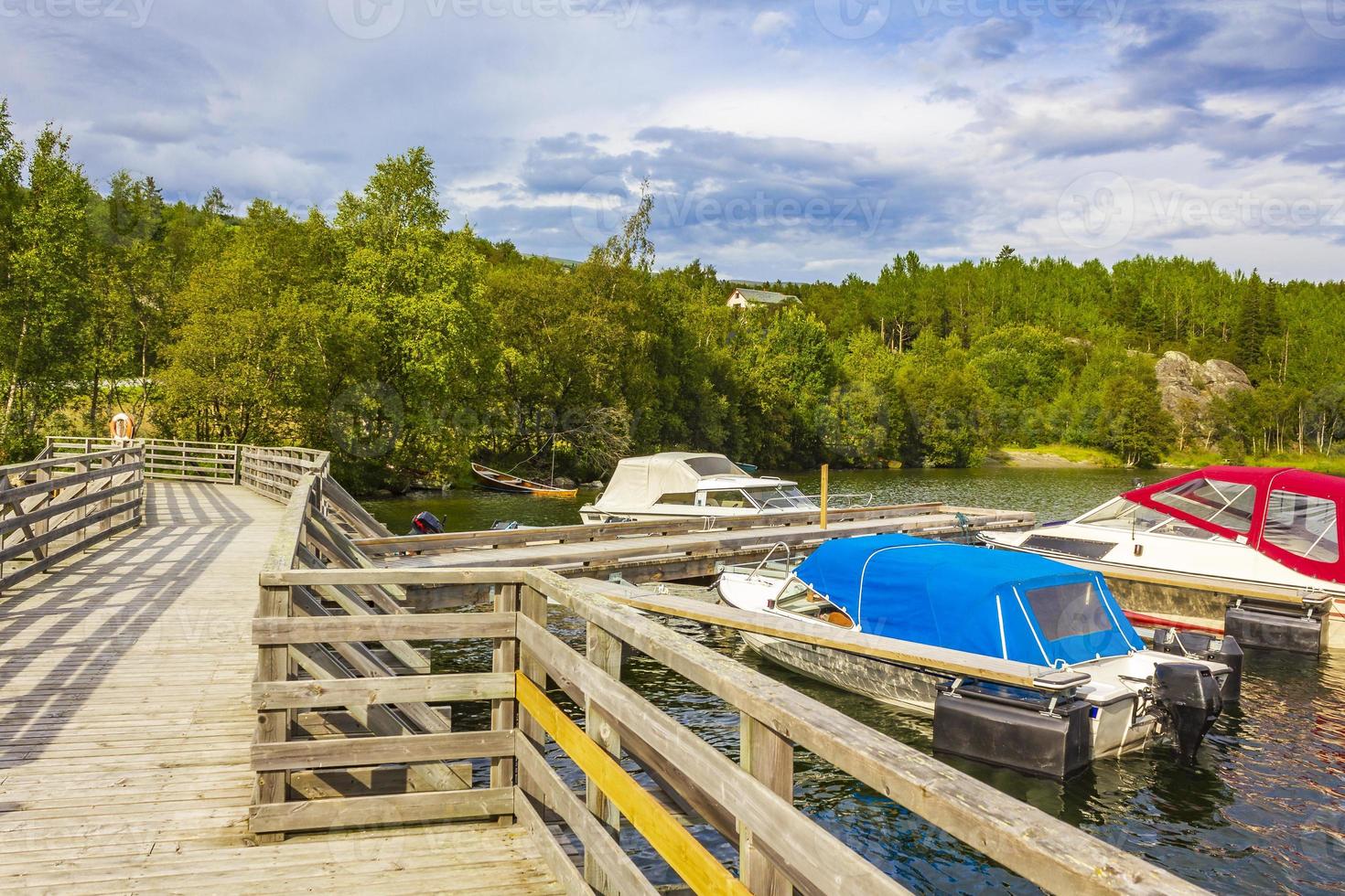 båtar brygga landningsstadium vid sjön vangsmjose vang norge. foto