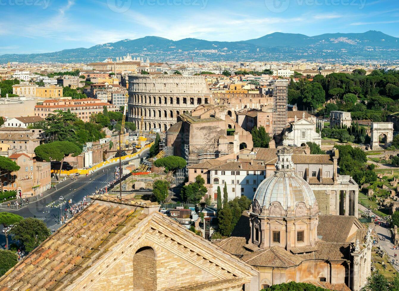 colosseum och basilika i rom foto