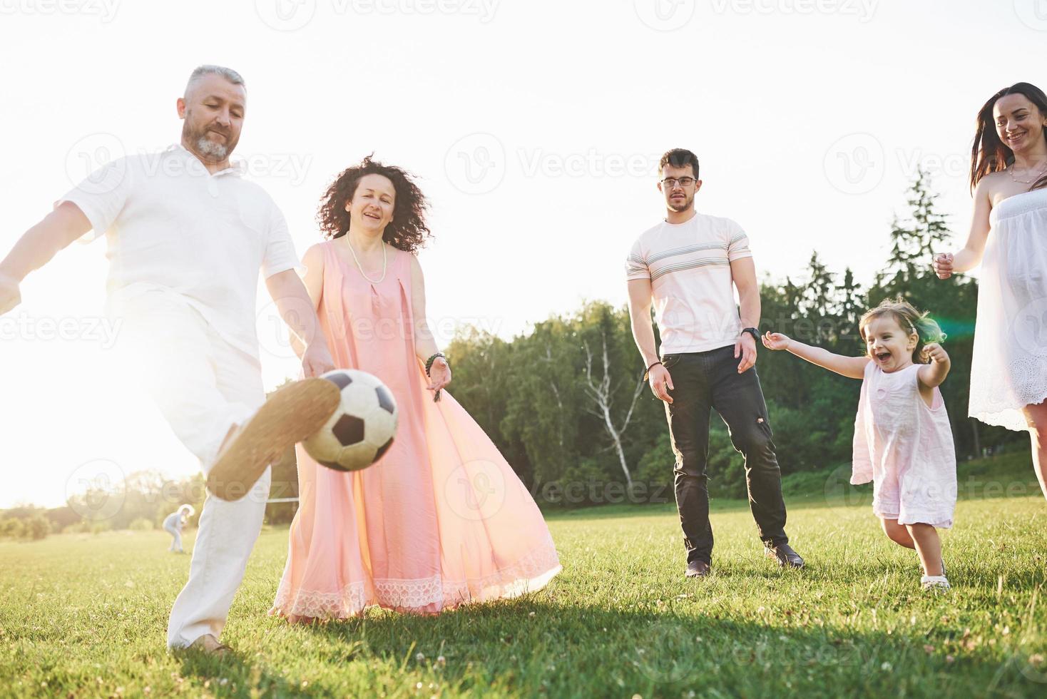 koppla av med hela familjen. flera genusgenerationer samlades för en promenad i parken foto