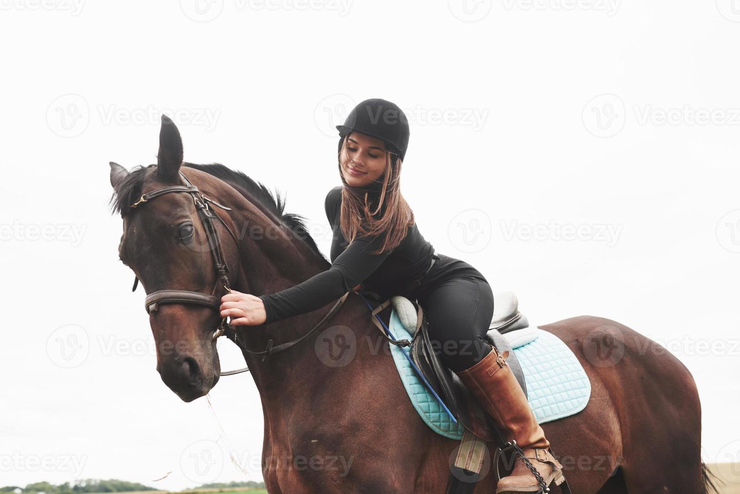 ung vacker flicka - ridning på häst, ridsport under våren foto