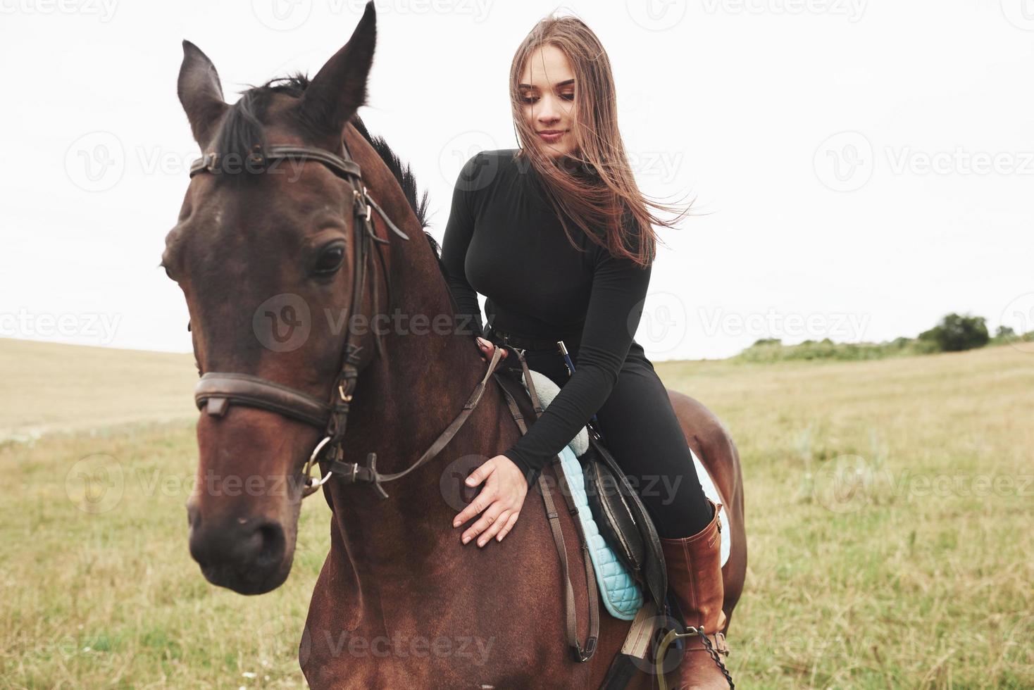 ung vacker flicka - ridning på häst, ridsport under våren foto