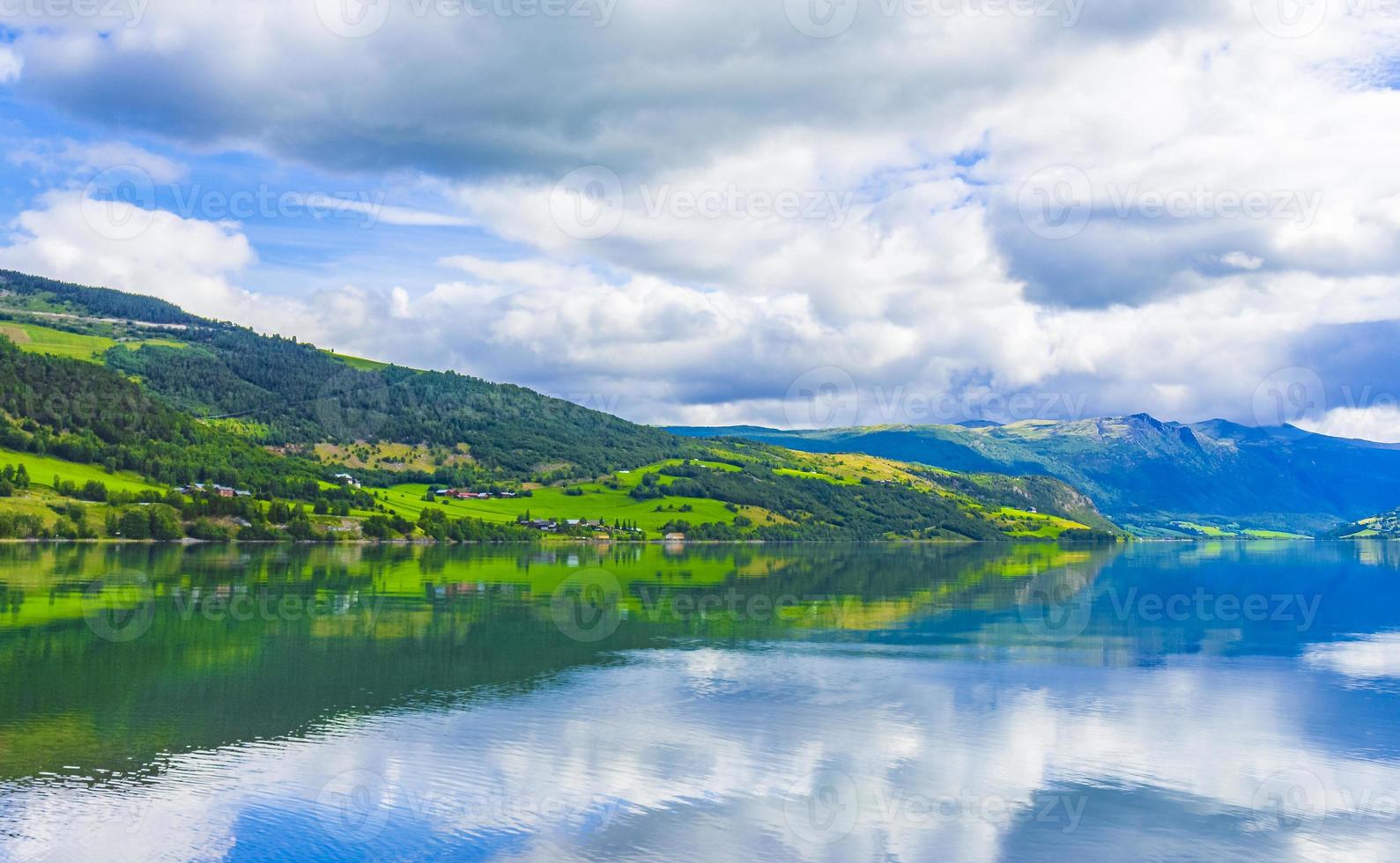 otroligt norskt landskap färgglada berg fjordskogar jotunheimen norge. foto