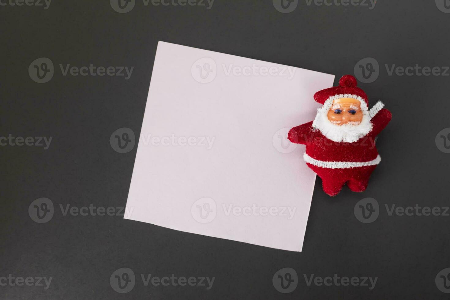 santa claus med tom papper på svart bakgrund. jul och ny år begrepp. foto