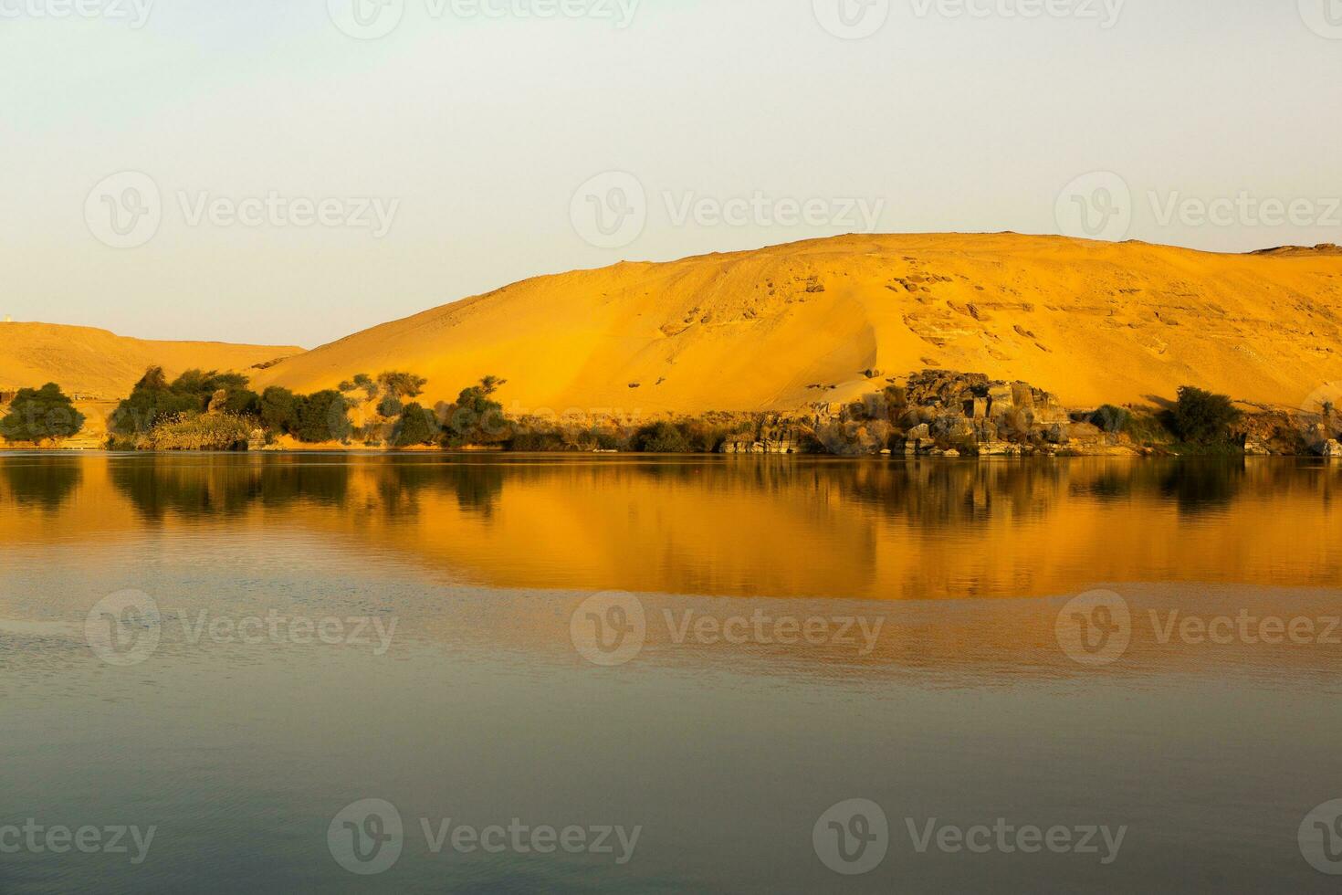 nile de längst flod i afrika. primär vatten källa av egypten. landskap med klar vatten flod. foto