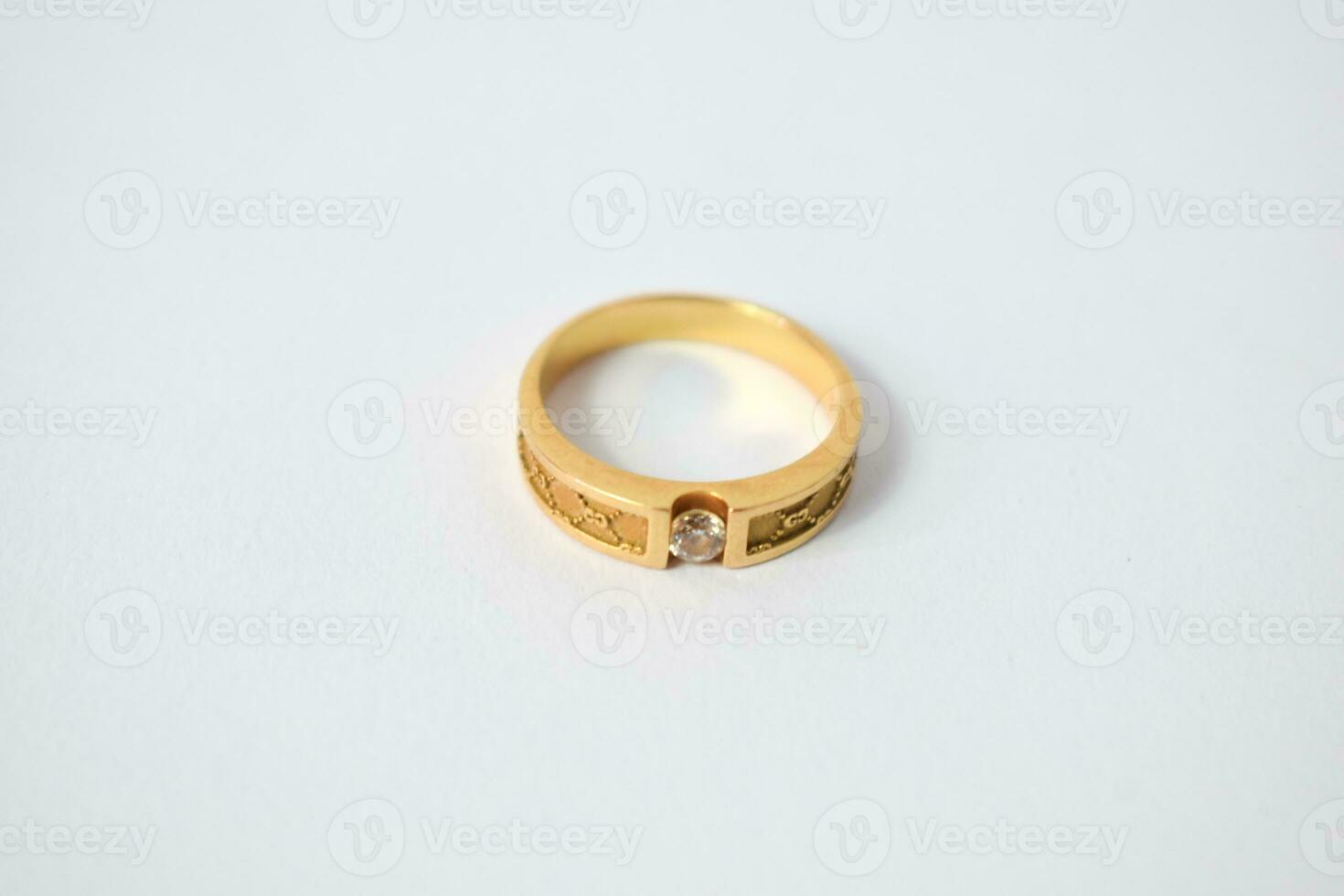 stänga upp gyllene ringa med diamant på isolerat vit bakgrund foto
