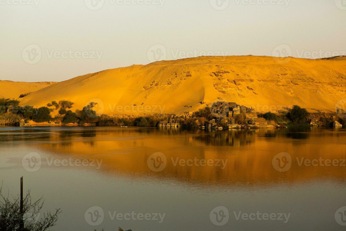 nile de längst flod i afrika. primär vatten källa av egypten. landskap med klar vatten flod. foto