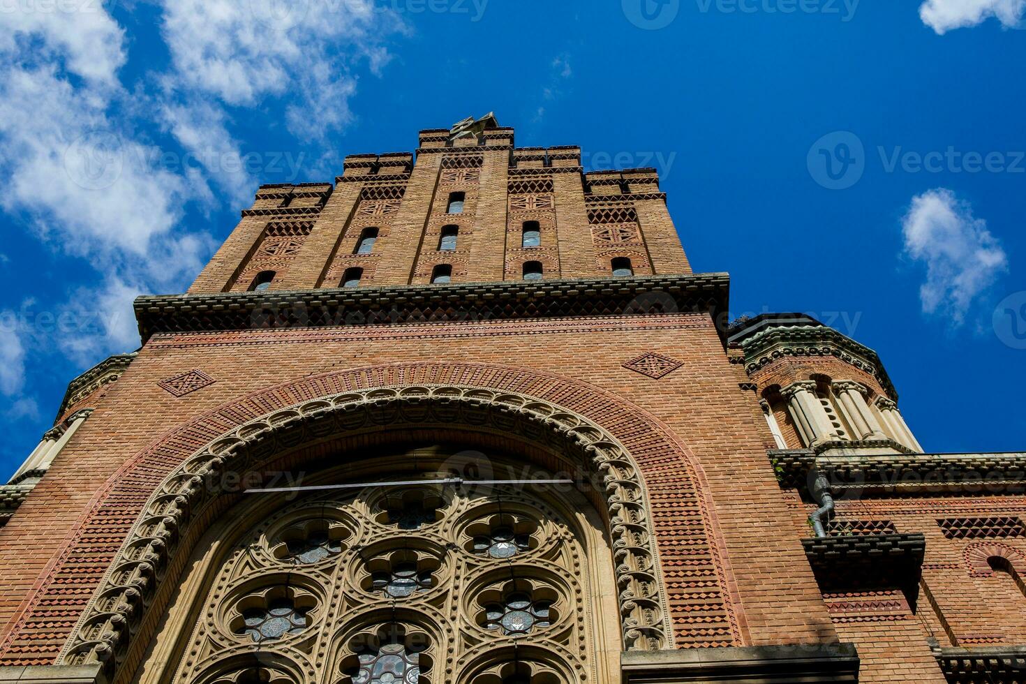 arkitektur och gator av de gammal stad. de historisk arkitektur av chernivtsi, ukraina. gammal stad efter de regn. foto