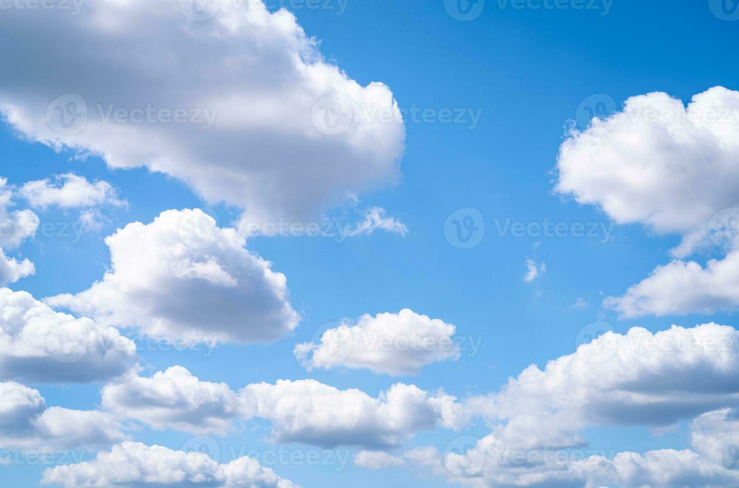 skön blå himmel och vit stackmoln moln abstrakt bakgrund. clouds bakgrund. blå himmel och fluffig vit moln på solig dagar. blå himmel och dagsljus. värld ozon dag. ozon lager. sommar himmel. foto