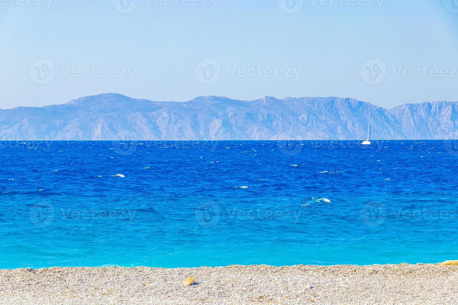 Elli strandlandskap Rhodos Grekland turkosvatten och kalkonvy. foto