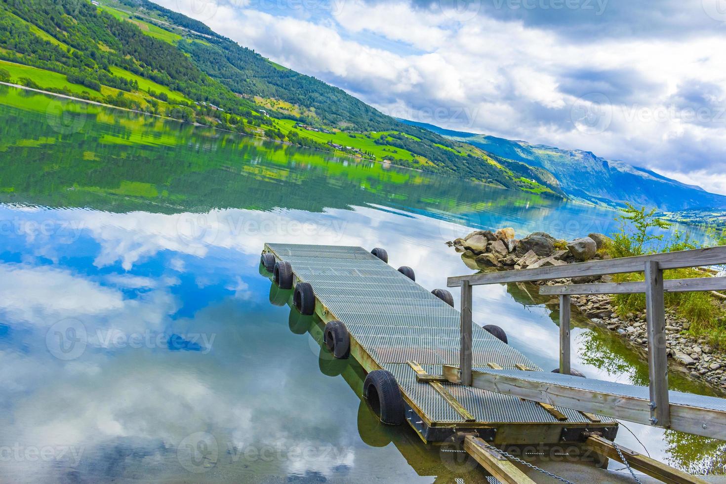 brygga vid fantastiska norska landskap fjordskogar jotunheimen norge. foto