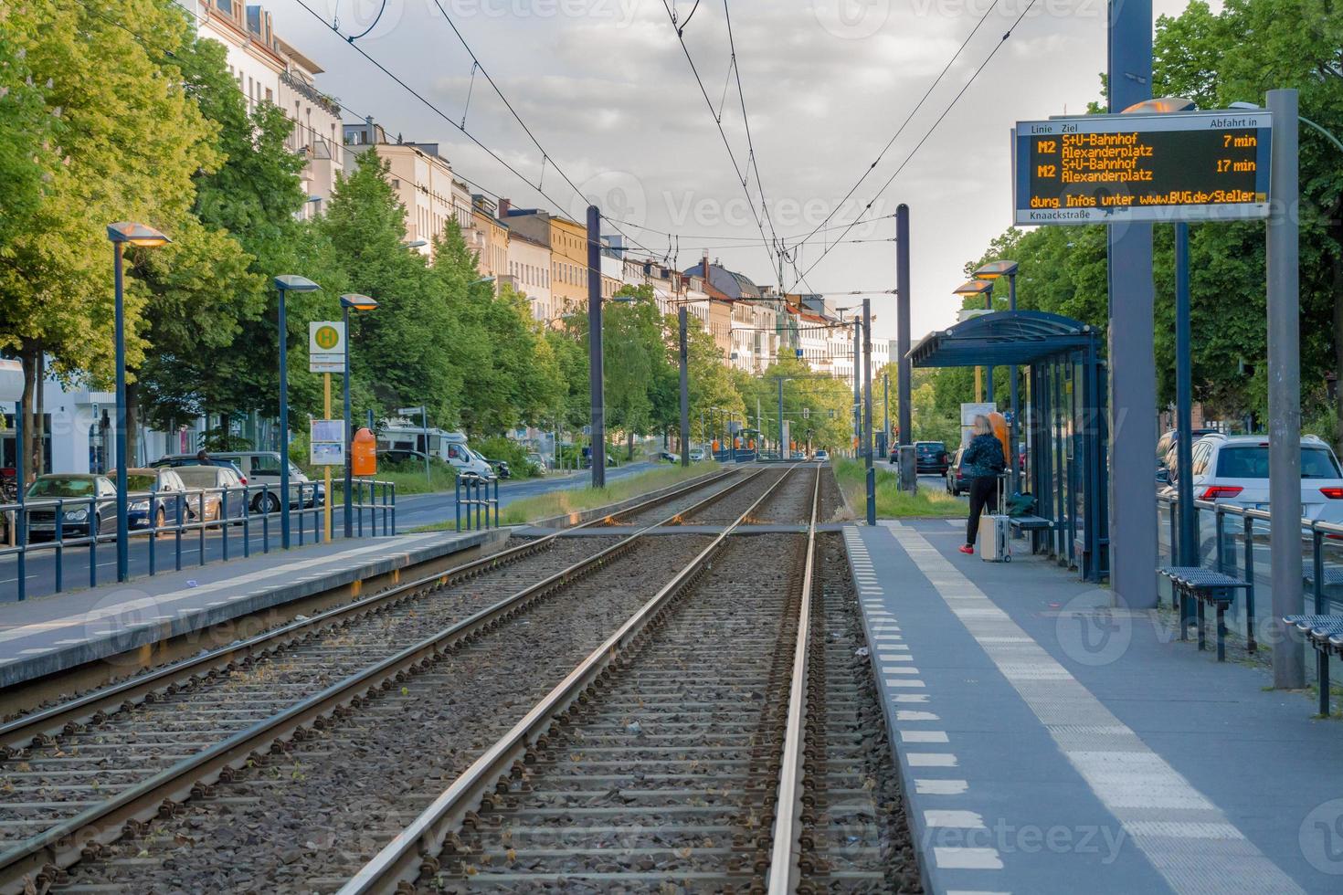 spårvagnsplattform på gatan i berlin city foto