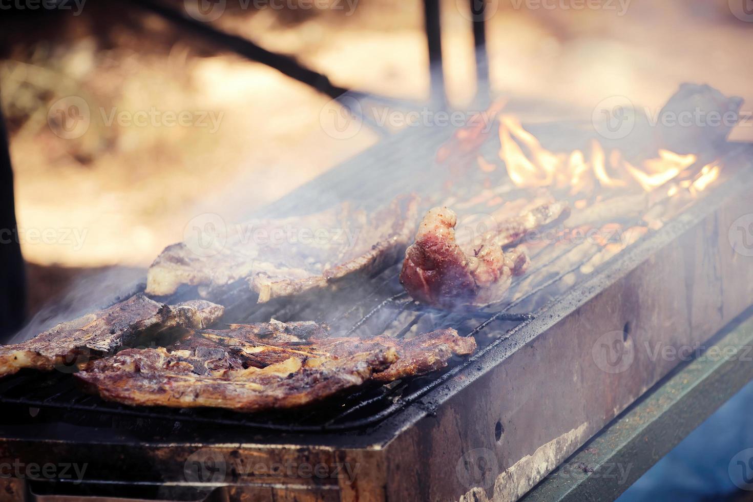 stek en biff på en varm grill foto