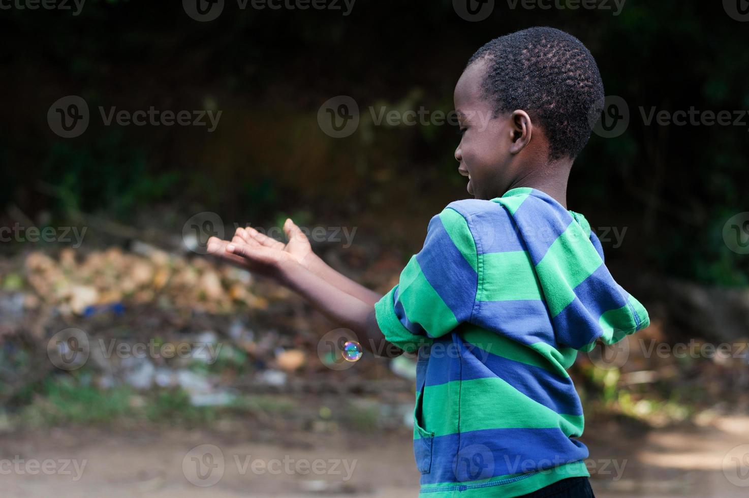 liten pojke leker med bubblor. foto