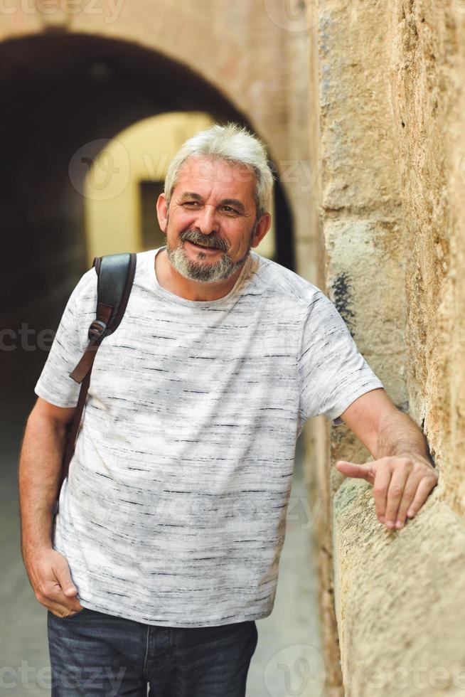 mogen man leende i stadsbakgrund foto