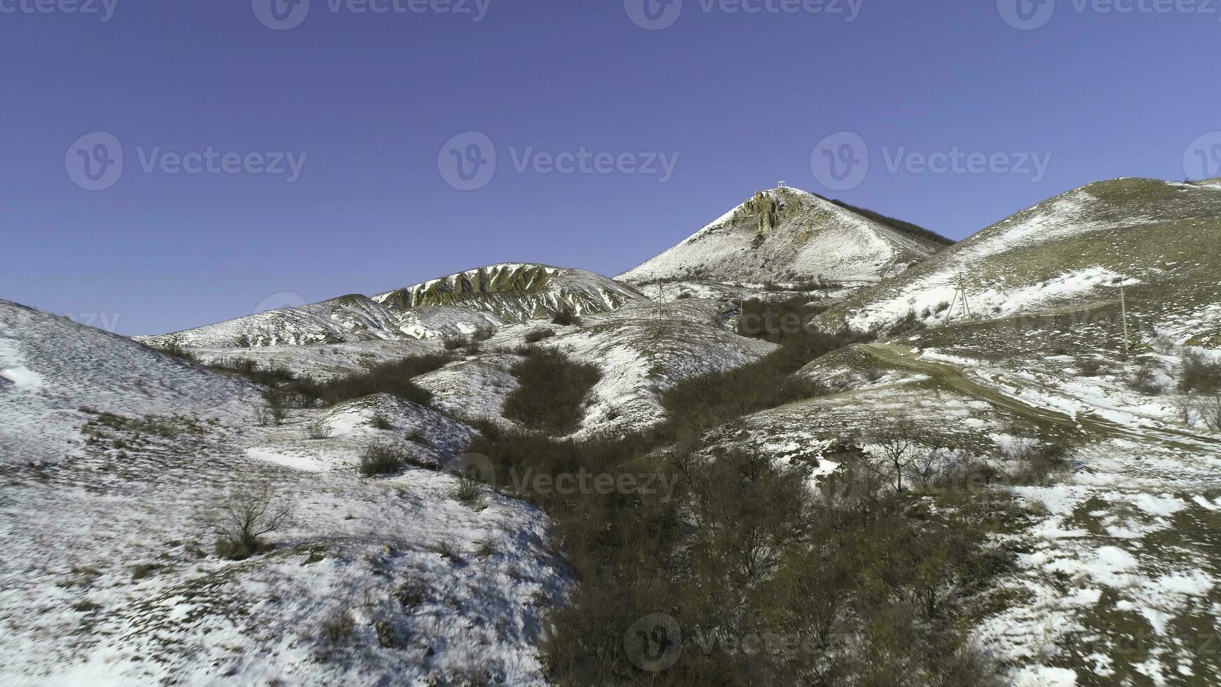 alps - antenn se. bergen under de snö i vinter. panorama av snö berg räckvidd landskap med blå himmel foto