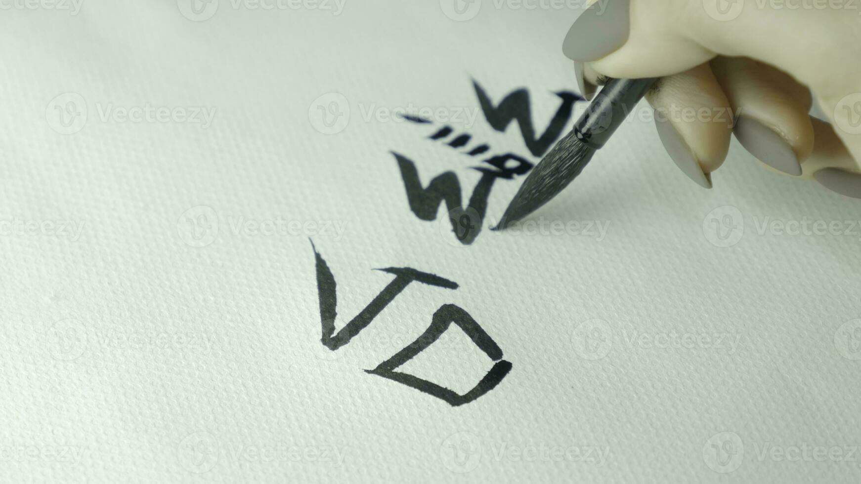 kvinnas händer skrivning kinesisk hieroglyf. kvinna hand innehav en skrivning borsta kalligrafi kinesisk tecken, stänga upp foto