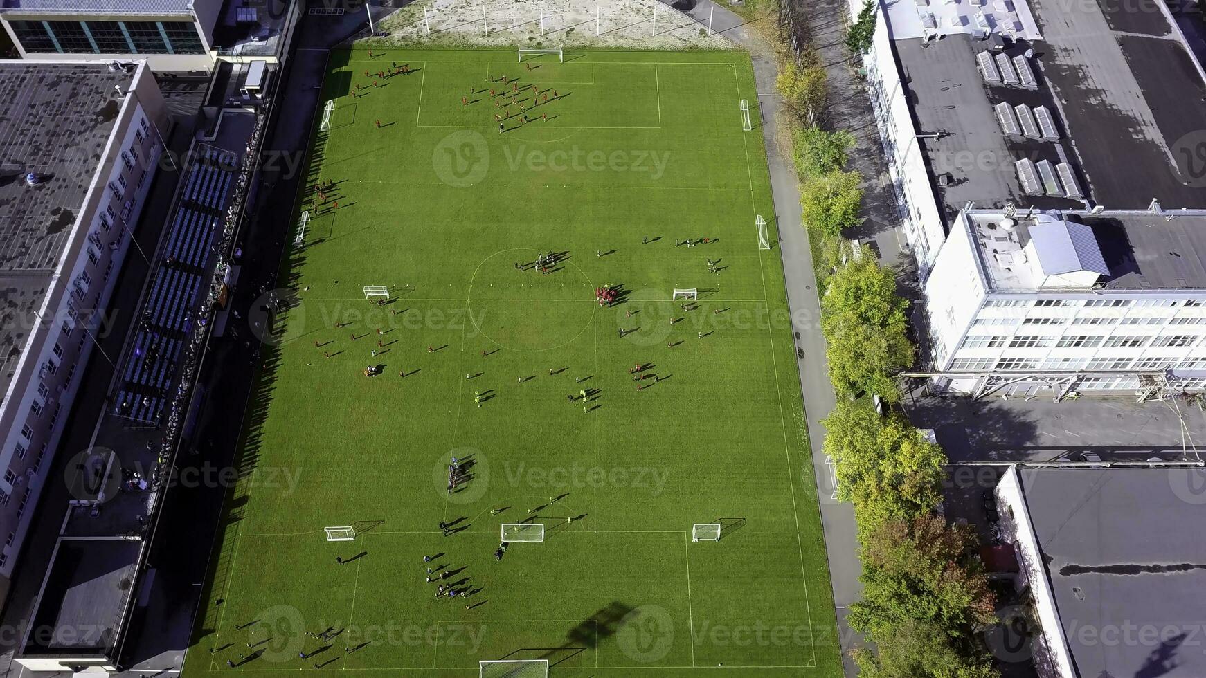 fotboll spelare löpning runt om de fotboll fält. topp se av de fotboll ungdom turnering foto