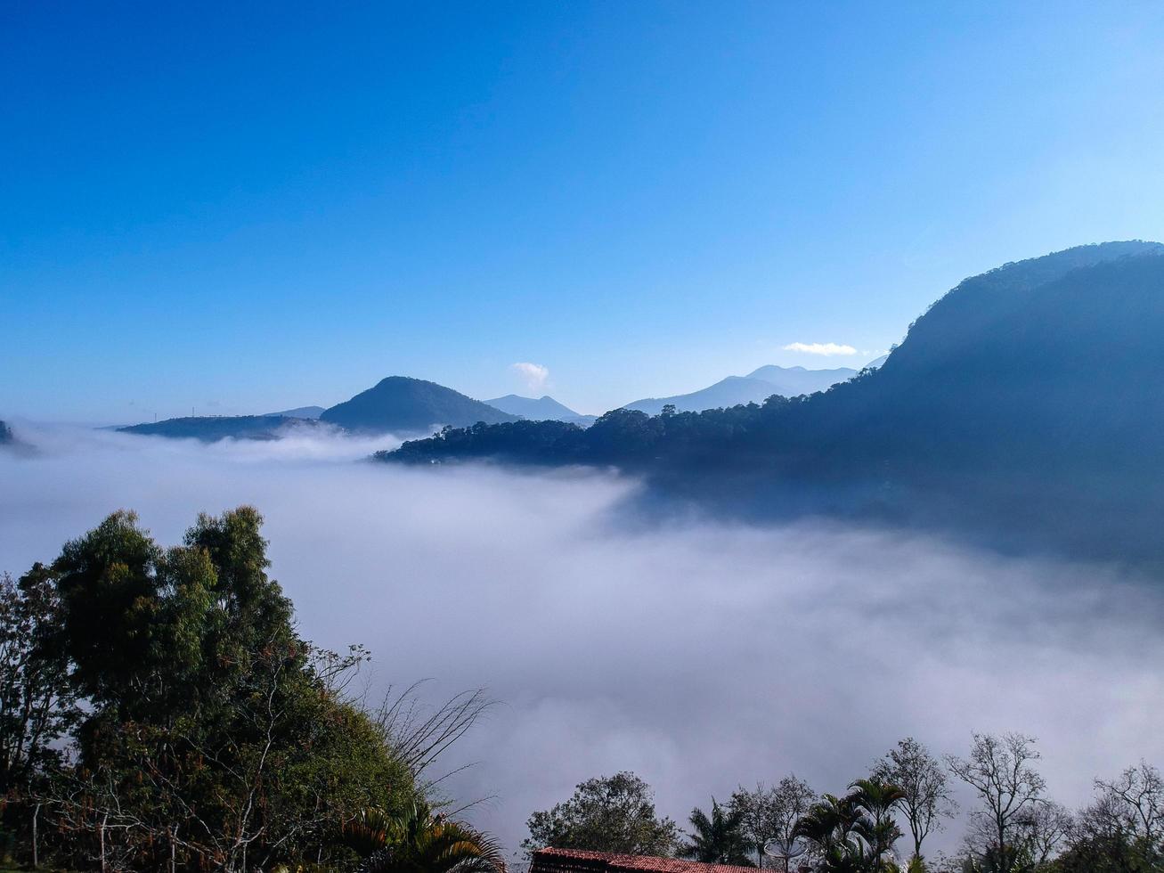 flygfoto över itaipava petrpolis tidigt på morgonen med mycket dimma i staden foto
