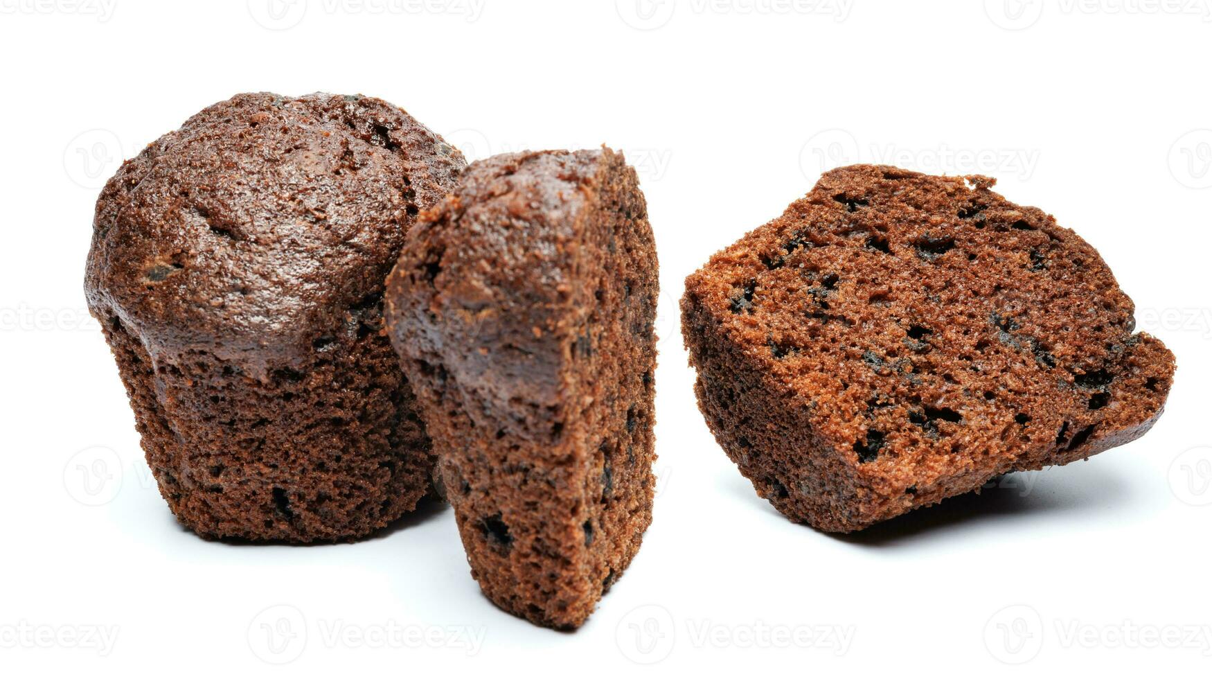 hela och skära i halv choklad muffin isolerat på vit bakgrund. choklad chip muffin. foto