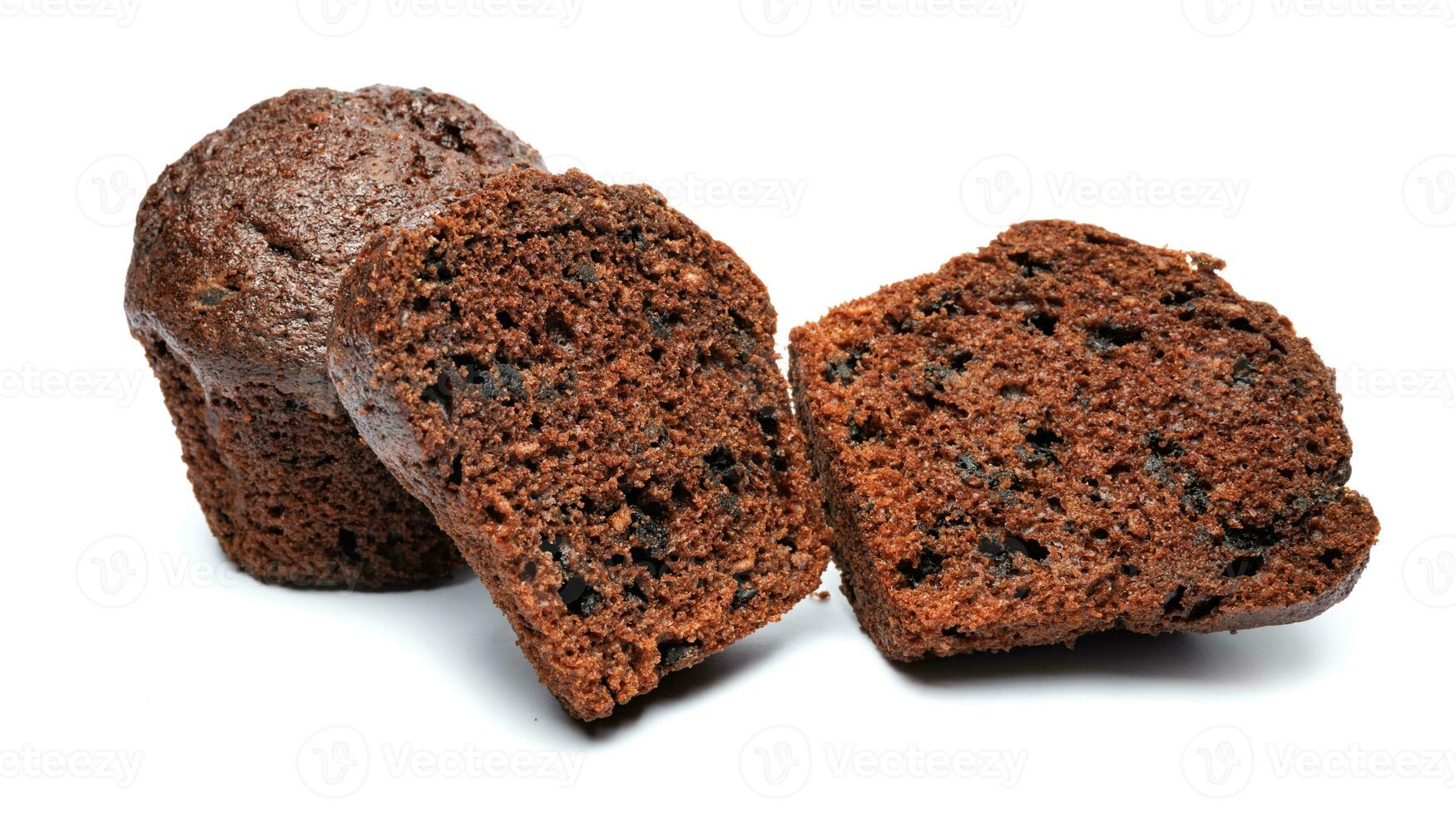 hela och skära i halv choklad muffin isolerat på vit bakgrund. choklad chip muffin. foto