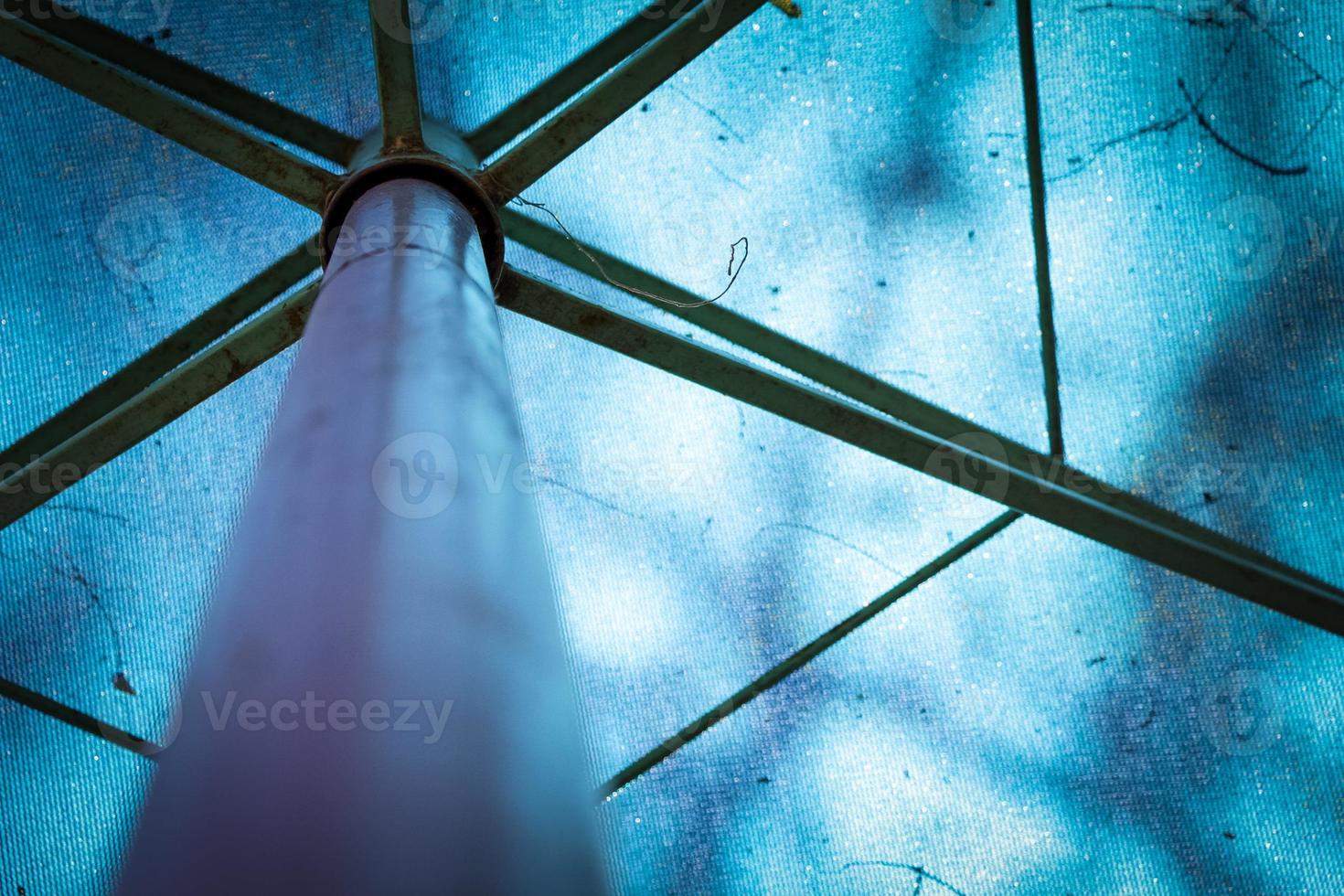 abstrakt bild av ett blått parasoll med metallramar foto