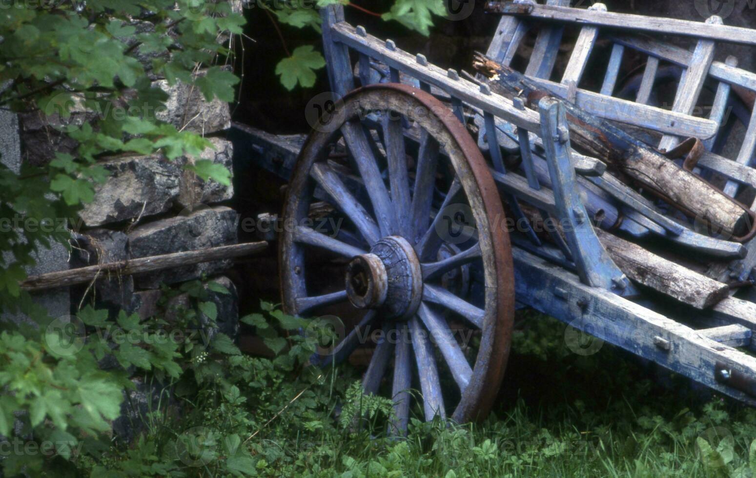 ett gammal trä- vagn med en blå hjul foto