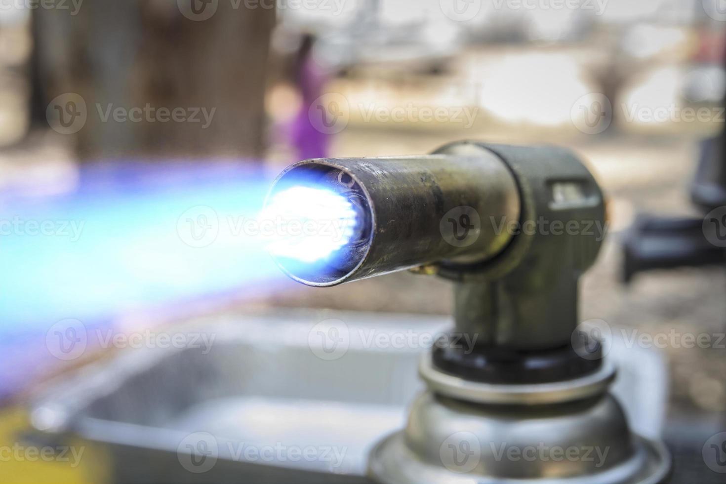 brinnande blå eld från en manuell gasbrännare foto