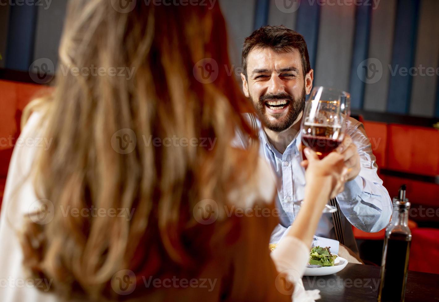 vackra kärleksfulla par tillbringar tid tillsammans i modern restaurang foto