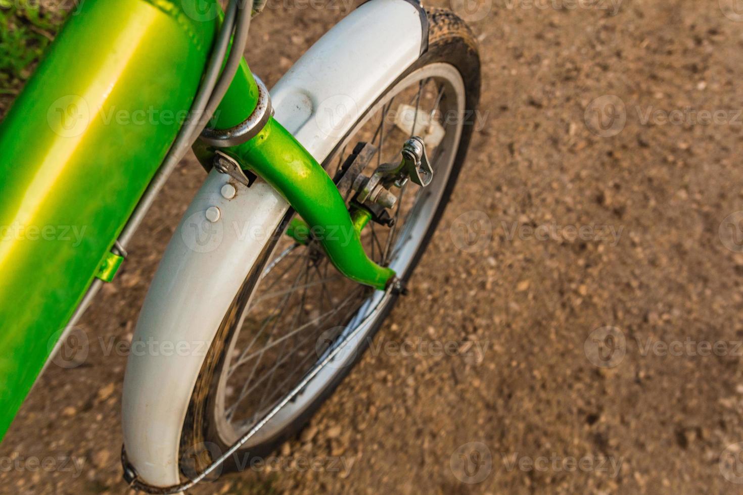 cykeltur genom lerig grusväg foto
