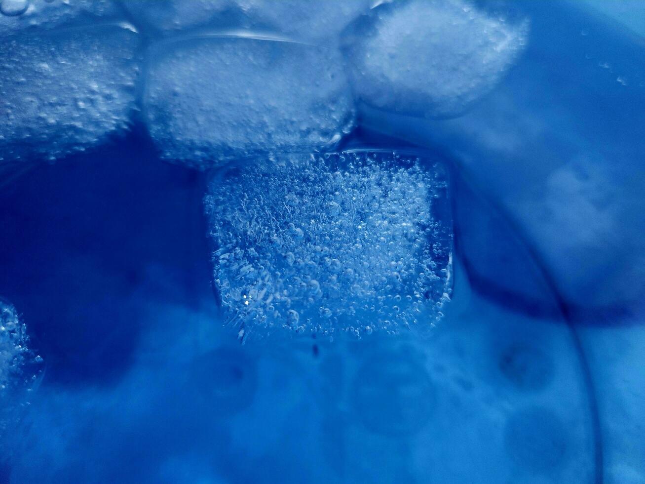 is kuber isolerat på blå bakgrund foto