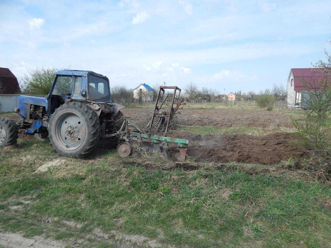 traktor plogar marken på marken foto