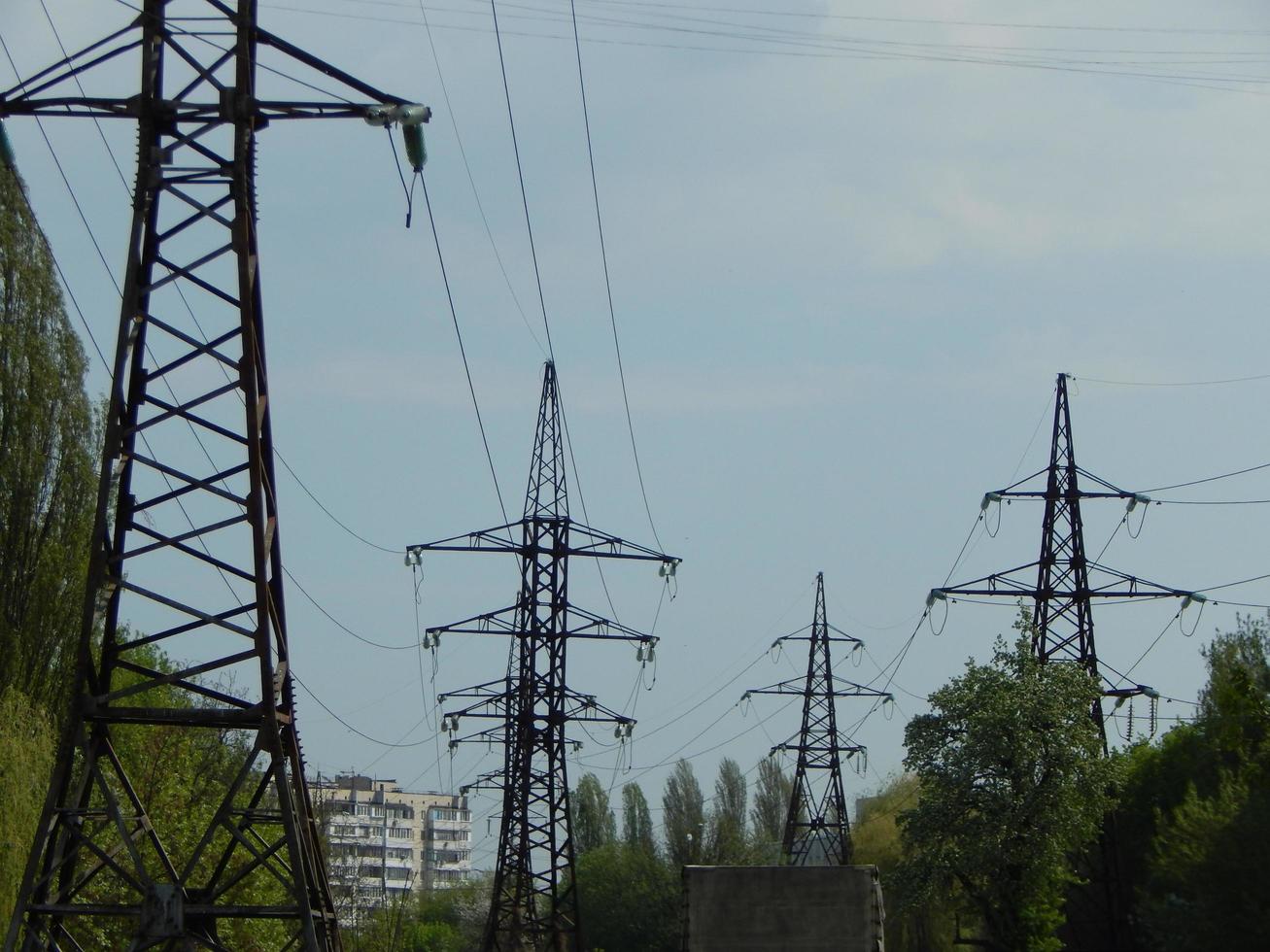 kraftledningar i staden, ansträngda ledningar på en metallkonstruktion foto