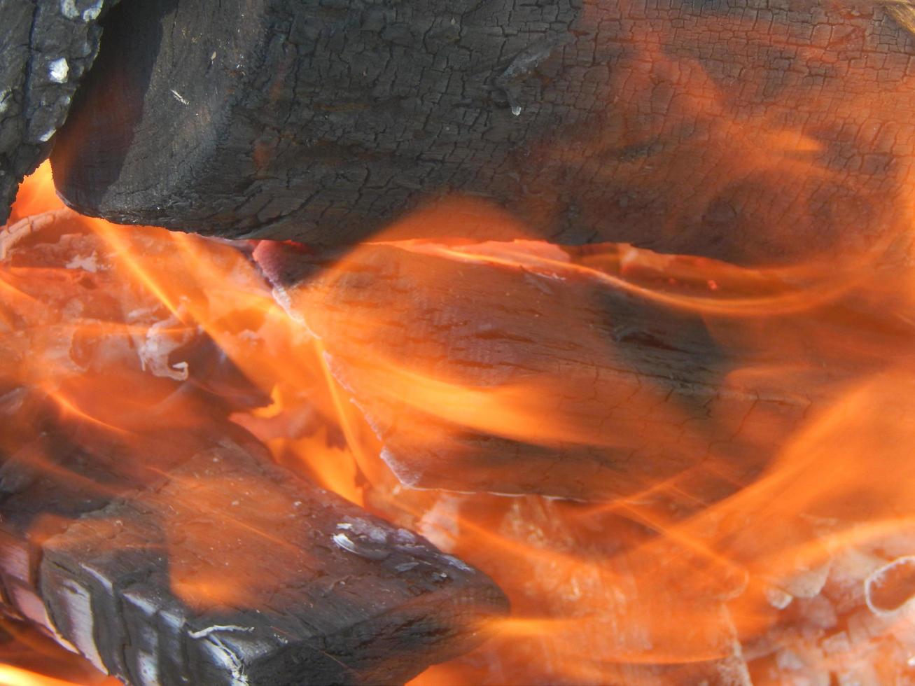 naturlig eld brinner ved foto