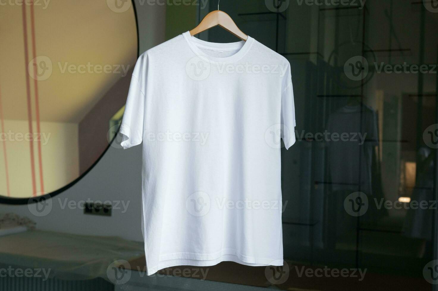 mock-up vit t-shirt med kort ärmar foto