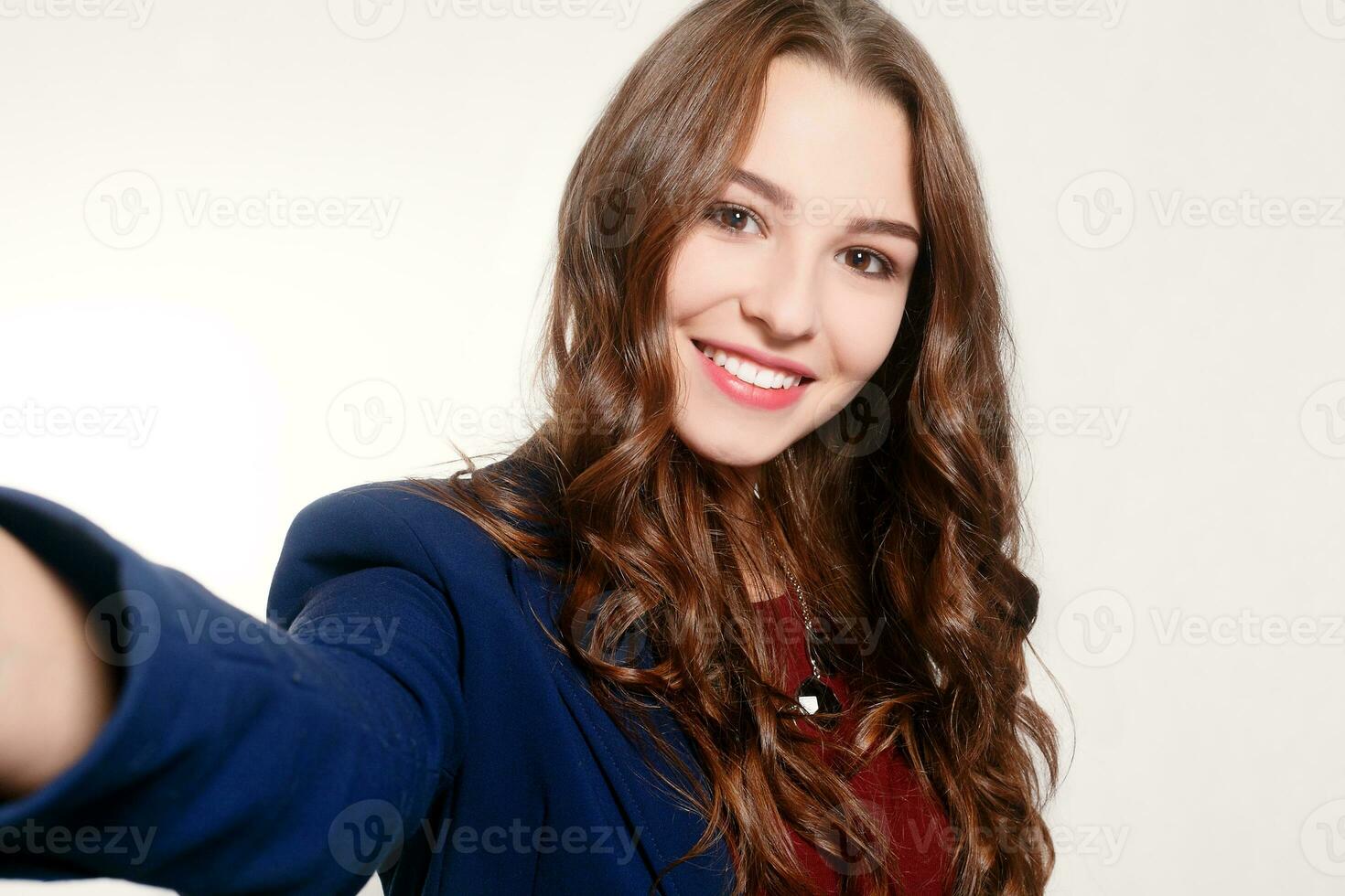 porträtt av ung skönhet kvinna håller på med selfie på grå bakgrund. foto