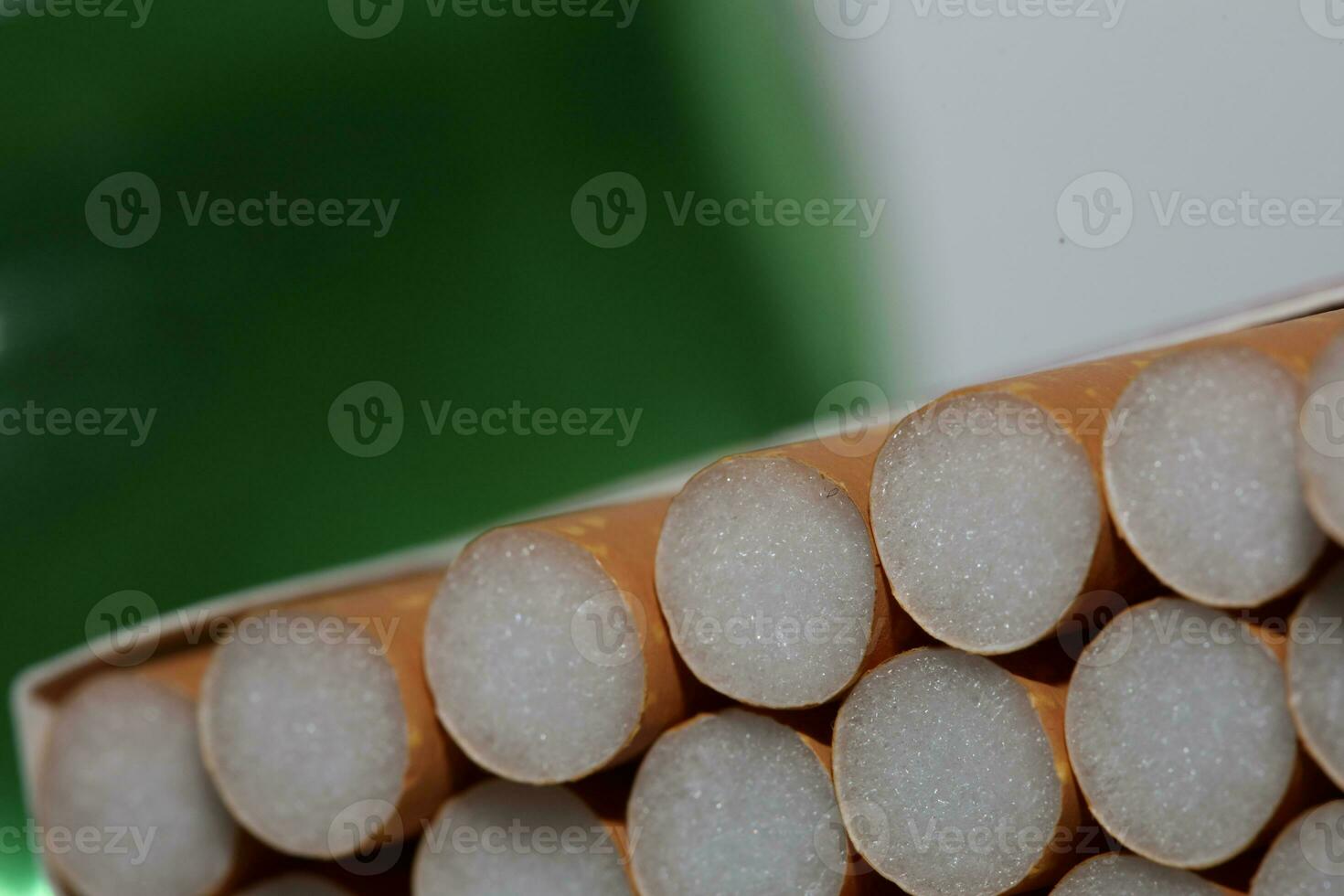 siffra av cigaretter isolerat tobak fara stänga upp sluta rökning upphörande cigarett dålig vana nikotin knarkare stor storlek hög kvalitet omedelbar tryckningar foto