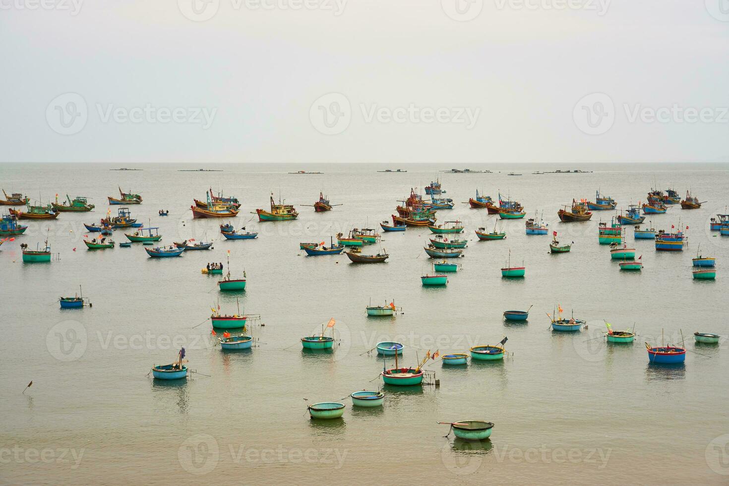 fishermens båtar i hamn, vietnam. foto