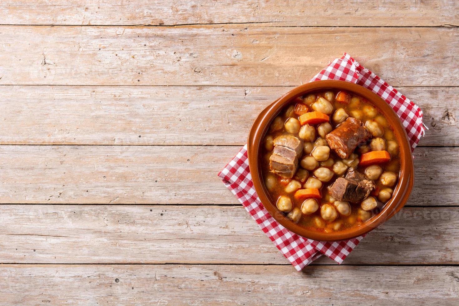 traditionella spanska kikärter med kött och morot i skål foto