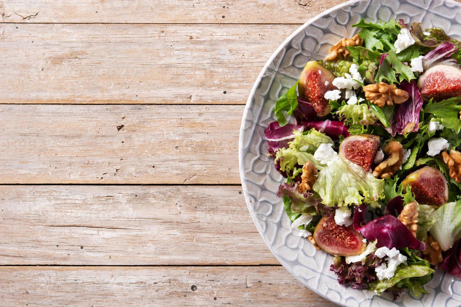 fikon sallad med ost och valnötter foto