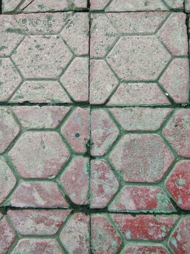 en golv tillverkad av grå stenläggning block eller betong block. foto