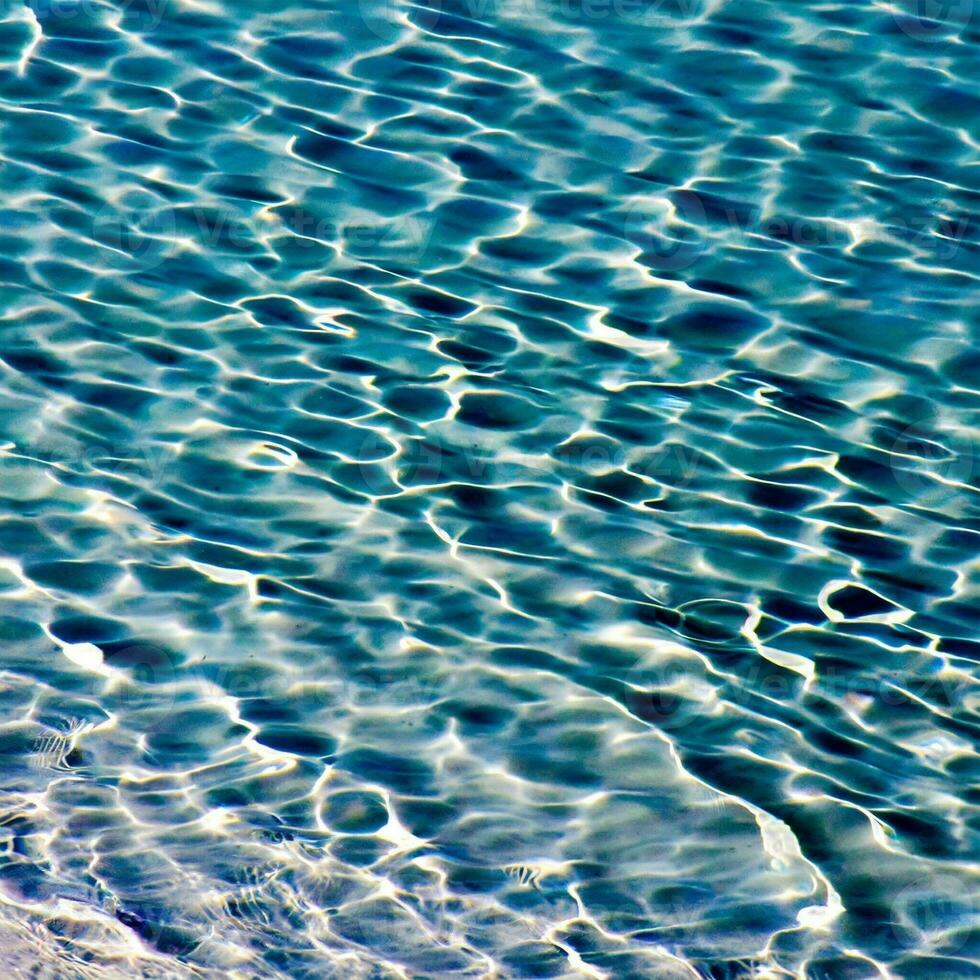 hav vatten bakgrund abstrakt bakgrund av havsvatten strömma under ljus exponering foto