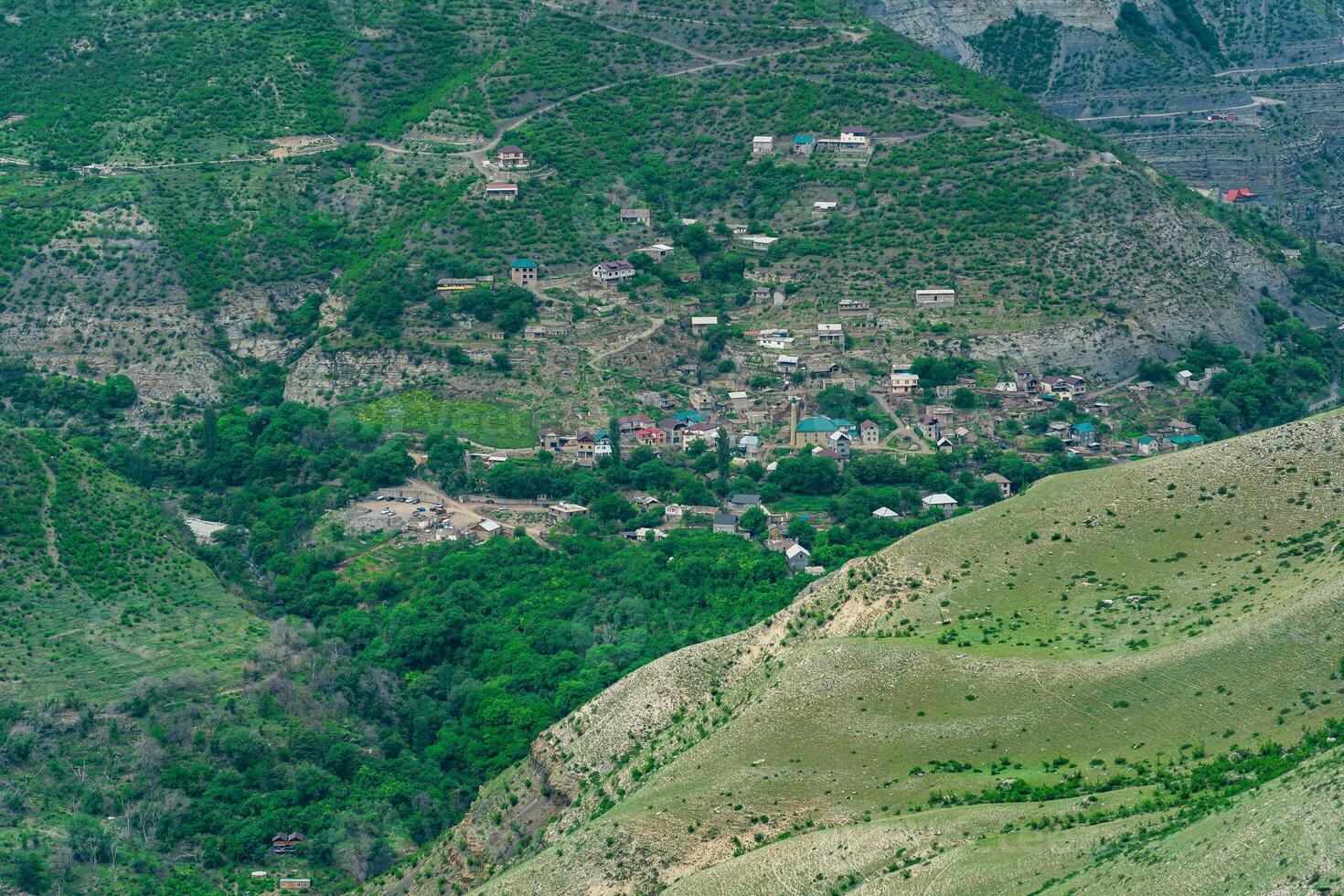 landskap med en by på en bergssidan i en högland i de dagestan, kaukasus foto