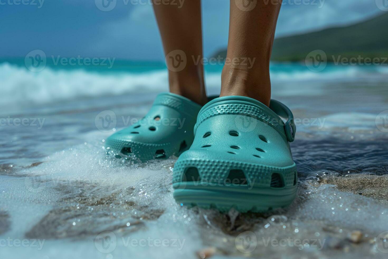 ai genererad crocs skodd fötter av ett person på de strand gående längs de surfa foto